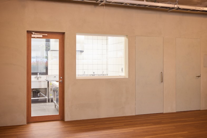 STUDIO IKERU｜白い壁と木製建具のコンビネーション