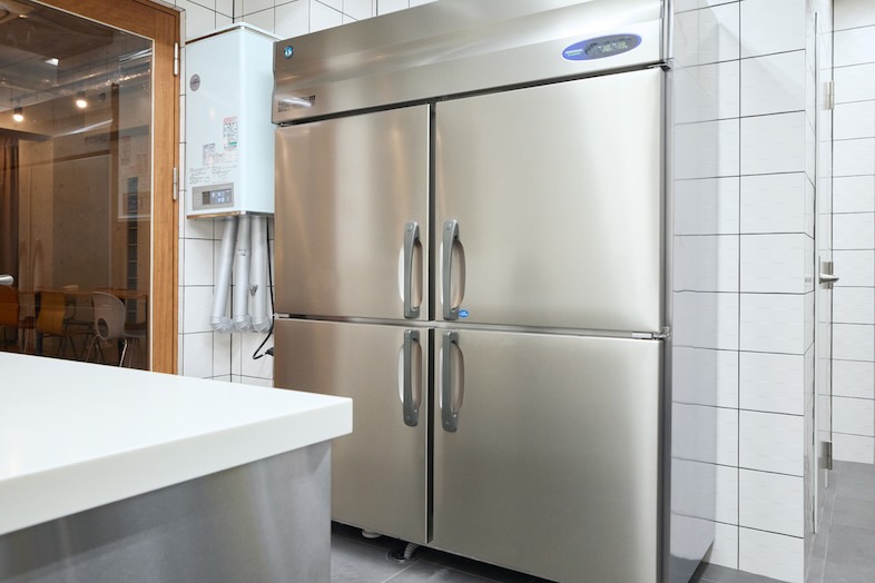 STUDIO IKERU｜業務用大型冷蔵庫が並ぶ厨房スペース｜ケータリングや料理PRイベントに