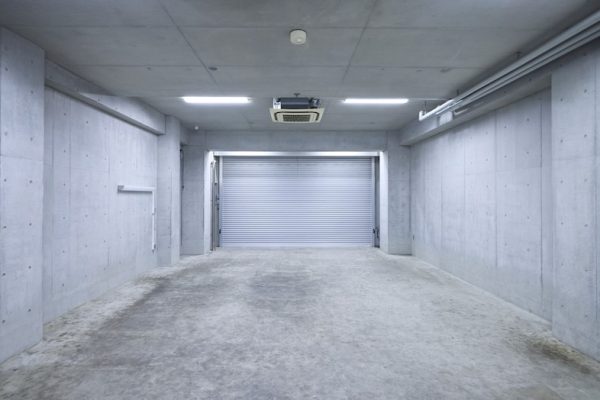 【パーキングスタジオ】コンクリート打ちっぱなしの広い空間を縦に捉えたガレージエリア