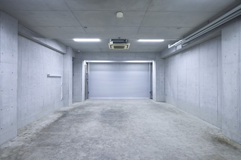 STUDIO IKERU｜【パーキングスタジオ】コンクリート打ちっぱなしの広い空間を縦に捉えたガレージエリア