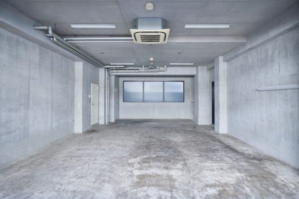 【パーキングスタジオ】インダストリアルな質感は車両撮影だけでなくMVやファッション撮影の背景ともマッチ