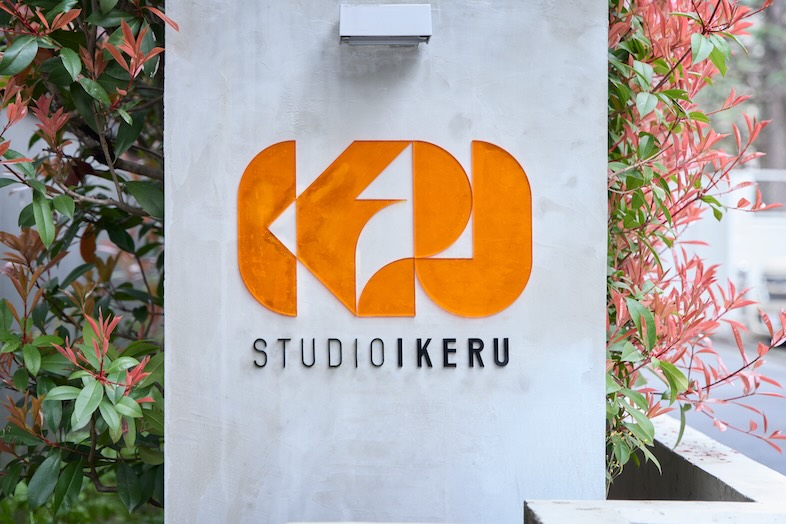 STUDIO IKERU｜「STUDIO IKERU」のロゴが飾られたエントランス