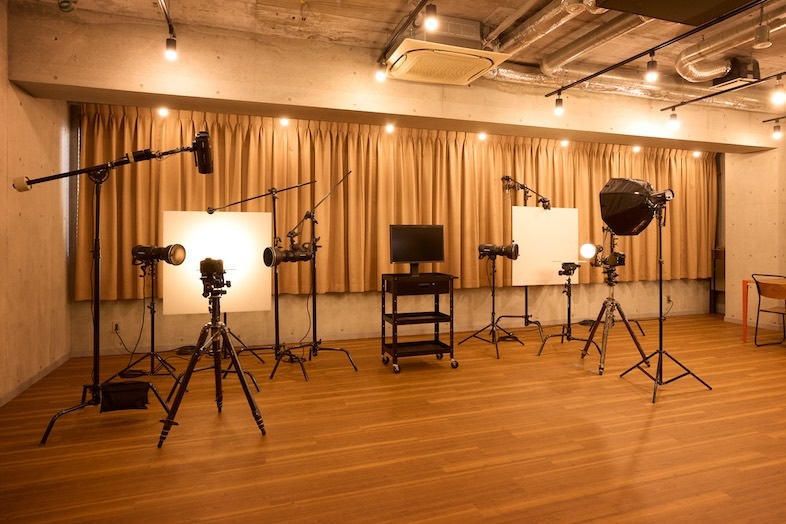 STUDIO IKERU｜広々としたスタジオ内は機材を組んだ商品撮影にも最適（セッティング例です。機材はお客様側でお持ち込み下さい）