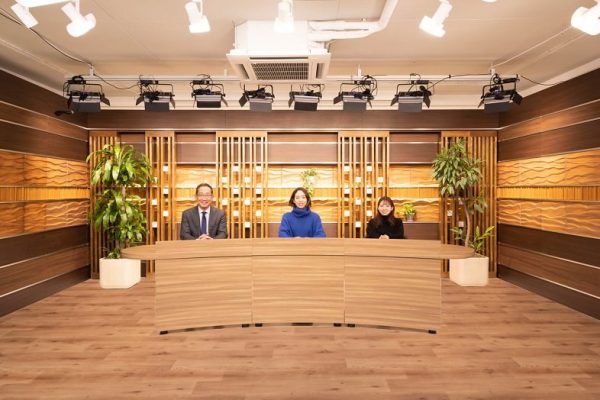 ニュースシーンに最適な高級感のあるセット （組立机3台）