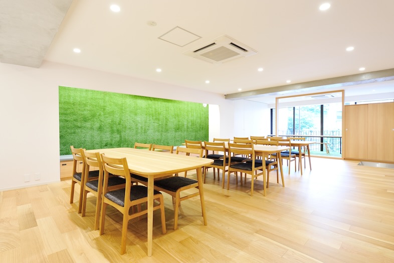 レンタルキッチンスペース Patia 東麻布店｜白と木目を基調にしたシンプルなスペース