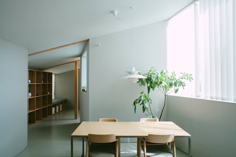 STUDIO MAME｜大きな窓と天然木の室内、緑の植栽が共存する明るいリビング