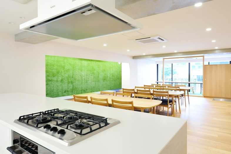 レンタルキッチンスペース Patia 東麻布店｜窓から自然光が豊富に差し込む抜け感のある空間