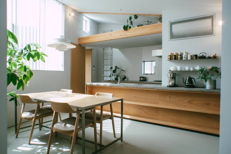 STUDIO MAME｜天然木のダイニングテーブルとキッチンが見渡せるリビング
