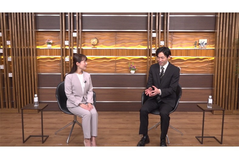 b.studio -第1スタジオ-｜黒椅子、サイドテーブルを使用した対談撮影イメージ