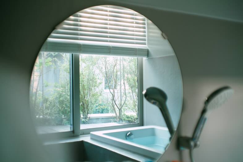 STUDIO MAME｜ベランダの植栽を眺めながら入れる大きめの浴室