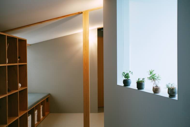 STUDIO MAME｜低めの窓とベンチ、本棚が一体となった空間