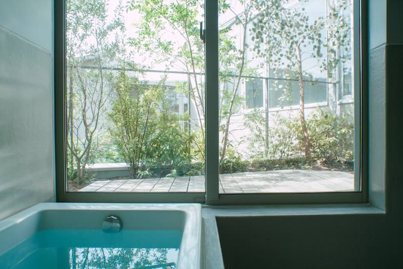 STUDIO MAME｜ベランダの植栽を眺めながら過ごせる浴室は、スキンケア・バス用品・美容系ブランドの撮影に最適