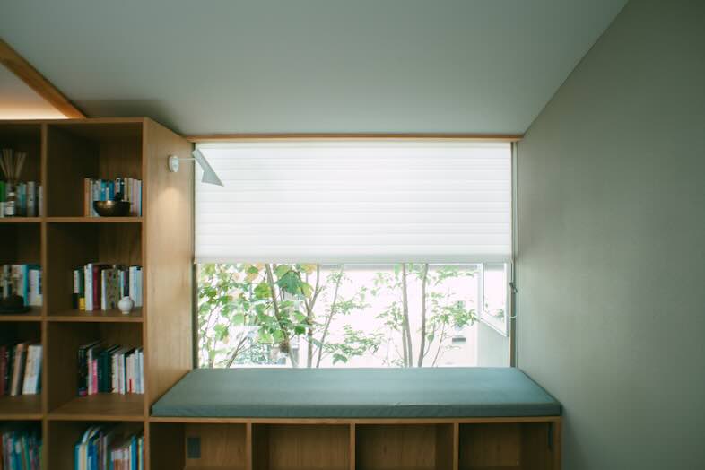 STUDIO MAME｜大きな本棚と窓際でくつろげるヌックスペース