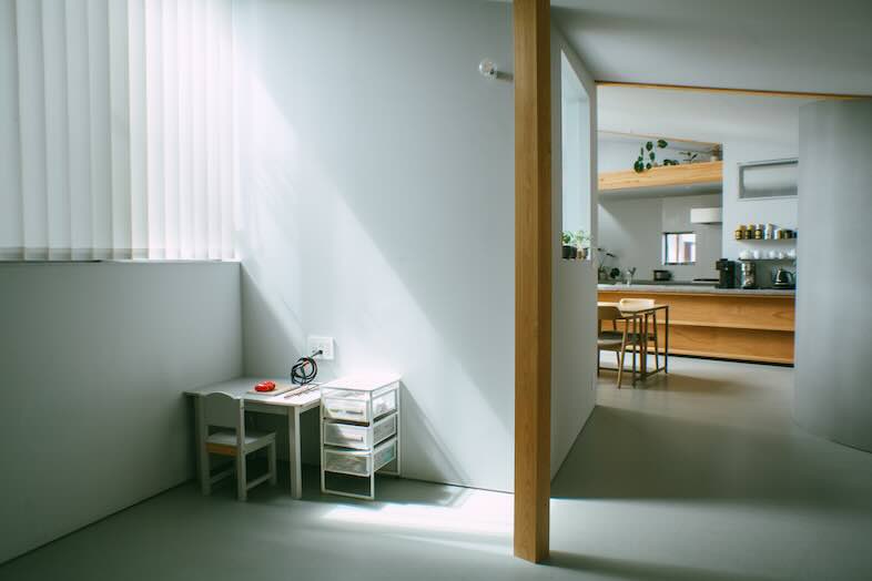 STUDIO MAME｜小さなデスクとチェアを設置したキッズスペース