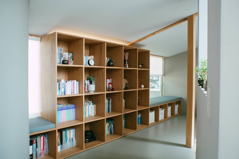 STUDIO MAME｜壁一面に広がる大きな本棚