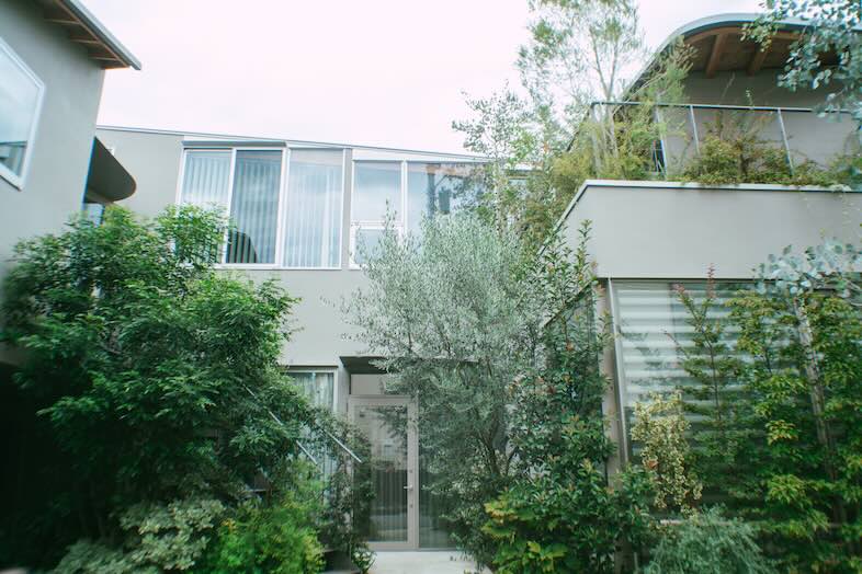 STUDIO MAME｜屋外の緑を背景にした開放感あるシーンづくりが可能