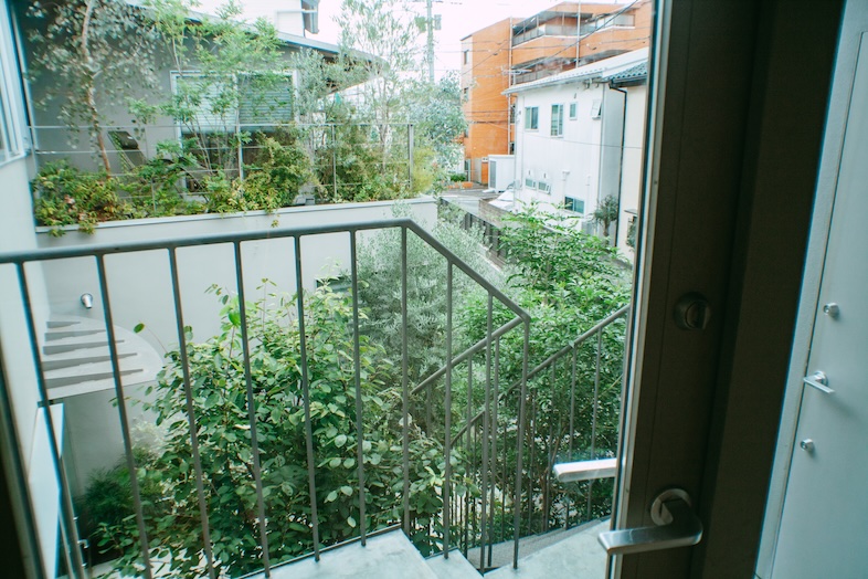 STUDIO MAME｜ガラス張りで開放感のある玄関スペース