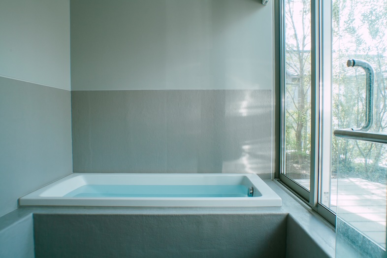 STUDIO MAME｜やわらかな光と外の景色が融合し、リラックス感あるバスシーンが撮れる