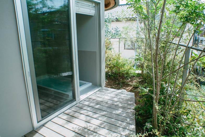 STUDIO MAME｜バスルームとウッドデッキをつなぐ動きのあるカットや、ライフスタイル撮影におすすめ