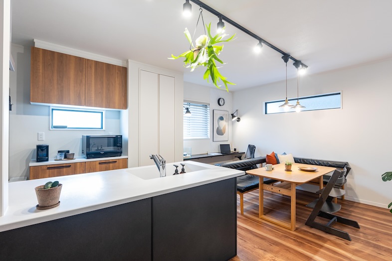 House studio MD｜廊下から見たキッチンダイニングスペース