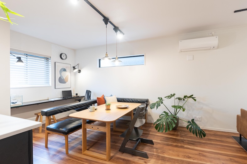 House studio MD｜ブラックレザーが際立つモダンなダイニングスペース