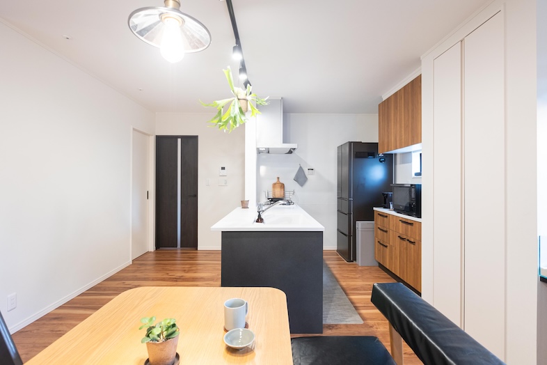 House studio MD｜デスクカウンター上・キッチンまわりはマグネット対応のホーロー壁を採用しているので、ビス打ち不要でレイアウト変更可