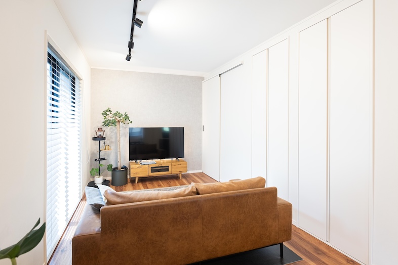 House studio MD｜グレー壁と白壁のコントラストが印象的なリビング