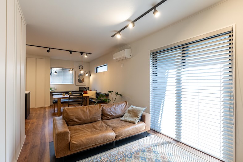 House studio MD｜ブラウンレザーのソファ洗練されたライフスタイル撮影から、家族のくつろぎシーンまで幅広く演出可能