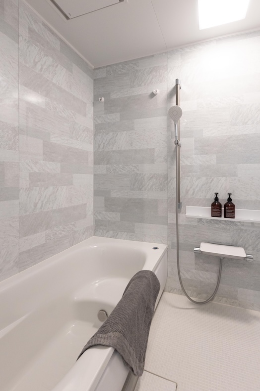 House studio MD｜浴室の全壁面はマグネット対応の大理石調ホーロー壁面