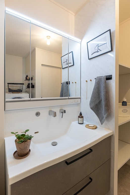 House studio MD｜マグネット対応の大理石調ホーロー壁面なので、小物のレイアウトが自由自在に可能