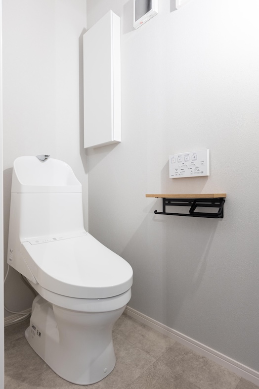 House studio MD｜グレーを基調としたトイレスペースは、掃除用品や家事シーンの撮影に最適