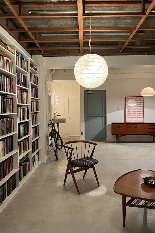 旧海岸スタジオ 浅草(第四、第十一、第十二)｜【第十二スタジオ】フィンユールのローテーブルや、貴重で個性的な北欧ヴィンテージ家具が揃うポップな空間