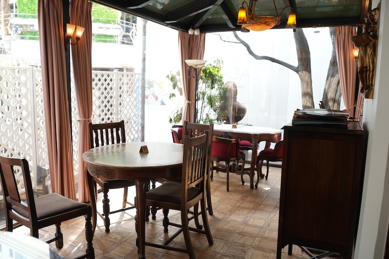 ブラームス アートカフェ｜【1F】アンティーク調のチェアとテーブルが並ぶクラシカルな空間