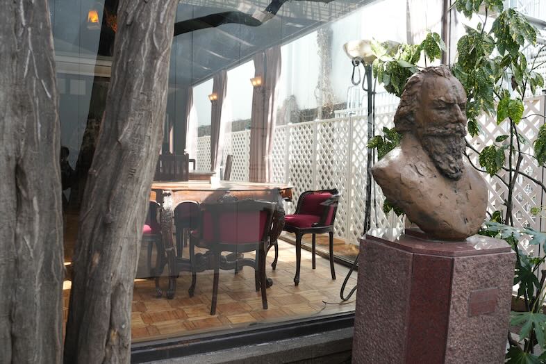 ブラームス アートカフェ｜【外観】窓越しに見える店内の撮影も可能