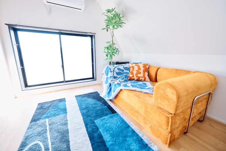 studio青藍-seiran-｜対談やインタビュー撮影にぴったりな、ポップで印象的なソファエリア