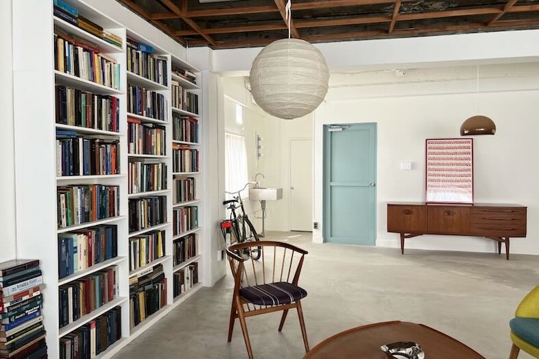 旧海岸スタジオ 浅草(第四、第十一、第十二)｜【第十二スタジオ】知的な雰囲気の中、インタビューや対談などの撮影が可能