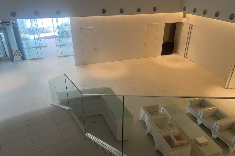 東松山 元結婚式場 LEAF｜【1F ロビー】ガラス・階段のあるロビーはホテルロビーやラグジュアリーブランドのCM撮影に