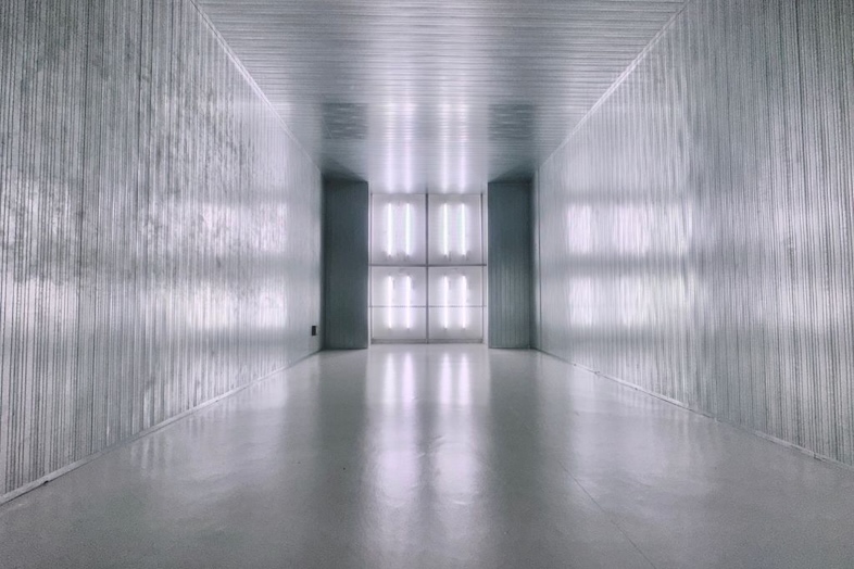 in the house / Shibuya “Gallery”｜【1F】メタリックシルバーの壁と床が広がる無機質で近未来的な雰囲気を演出