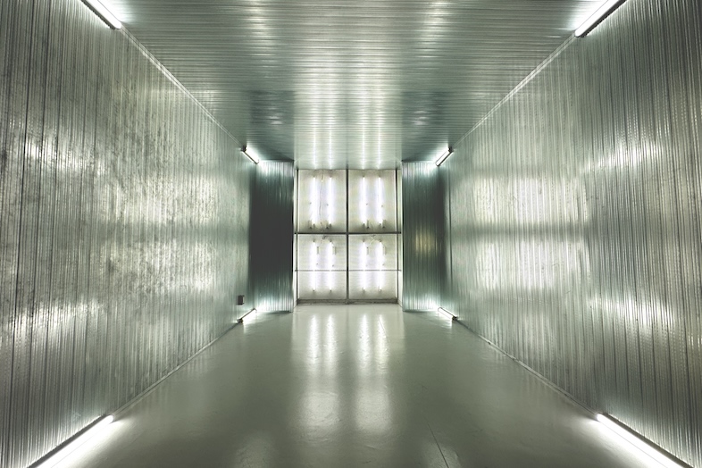 in the house / Shibuya “Gallery”｜【1F】バックライトを活かしたシルエット撮影が映える、モダンなコンクリート調の空間