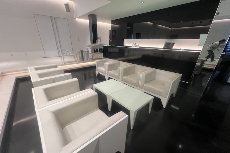 東松山 元結婚式場 LEAF｜【1F ロビー】元結婚式場ならではの上品な設え