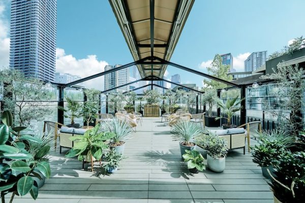 【水上テラス】自然光が降り注ぐテラス