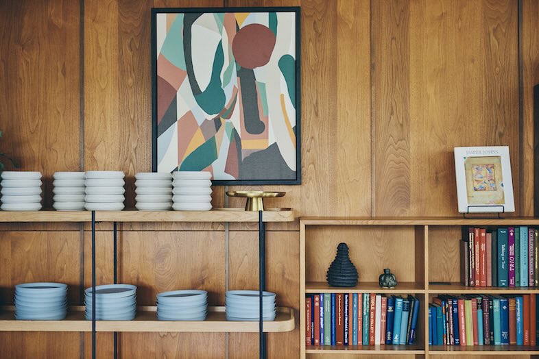 UNWEDDING中之島｜【1F】温かみある木の質感とアートの組み合わせはインタビュー収録・対談撮影・ライフスタイル系コンテンツに最適