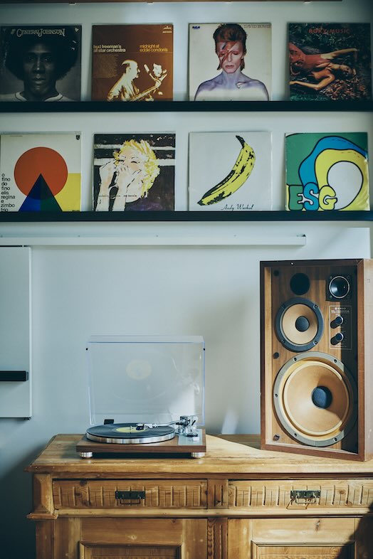 UNWEDDING中之島｜【1F】カラフルなアートとミッドセンチュリー調家具が共存する個性的な空間