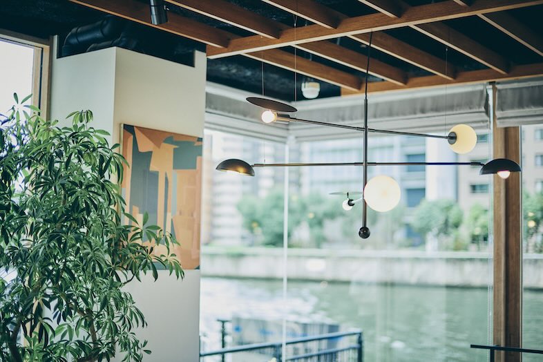 UNWEDDING中之島｜【1F】大きな窓と植物・グリーンが広がる明るいゾーン