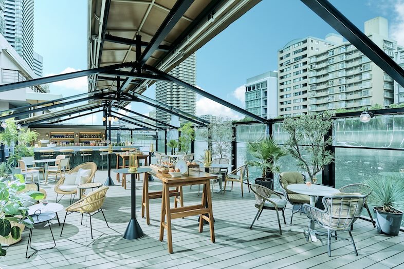 UNWEDDING中之島｜【水上テラス】中之島の川とビル群を背景にデッキが広がるテラスは、ウェディング・ブライダル・大規模イベント撮影に最適