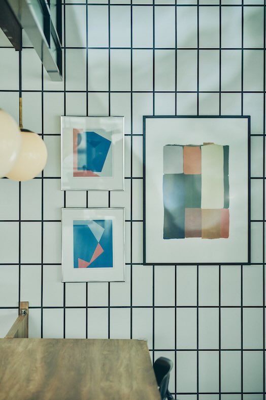 UNWEDDING中之島｜【2F】グリッドパターンの壁と整然としたディスプレイ