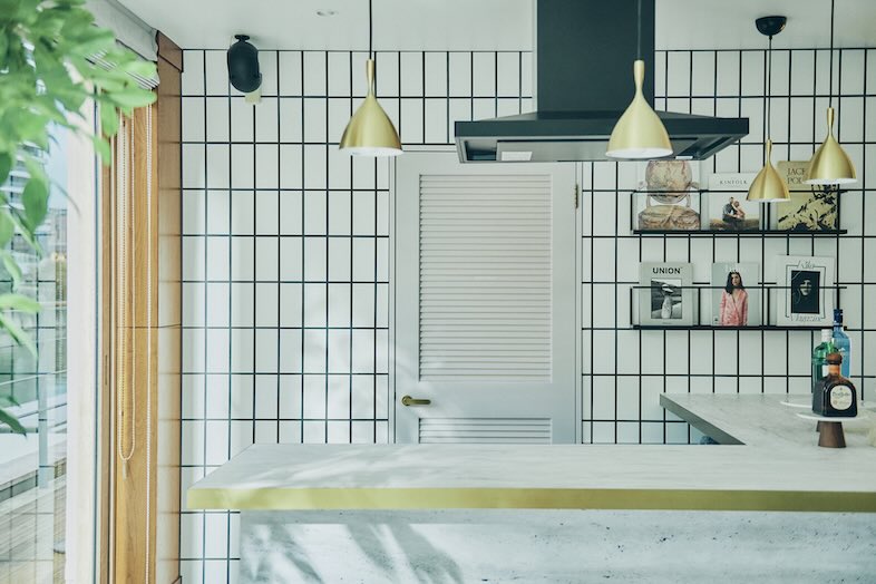 UNWEDDING中之島｜【2F】バーカウンターと椅子・照明が並ぶスペース