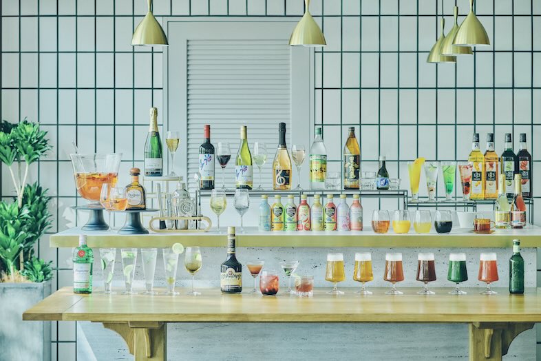 UNWEDDING中之島｜【2F】カラフルな飲料・スパークリングボトルが並ぶバーカウンターの全景