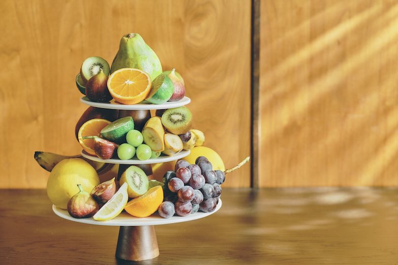 UNWEDDING中之島｜【2F】フルーツと木製テーブルの組み合わせは、食品・飲料・グルメ系コンテンツのフードスタイリング撮影にフィット