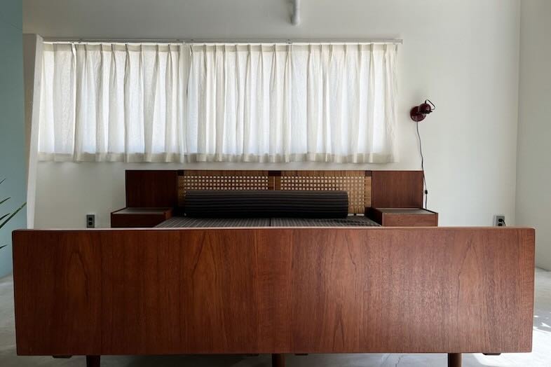 旧海岸スタジオ 浅草(第四、第十一、第十二)｜【第十二スタジオ】深みのあるウェグナーのダブルベッドがすっぽり収まる広々空間